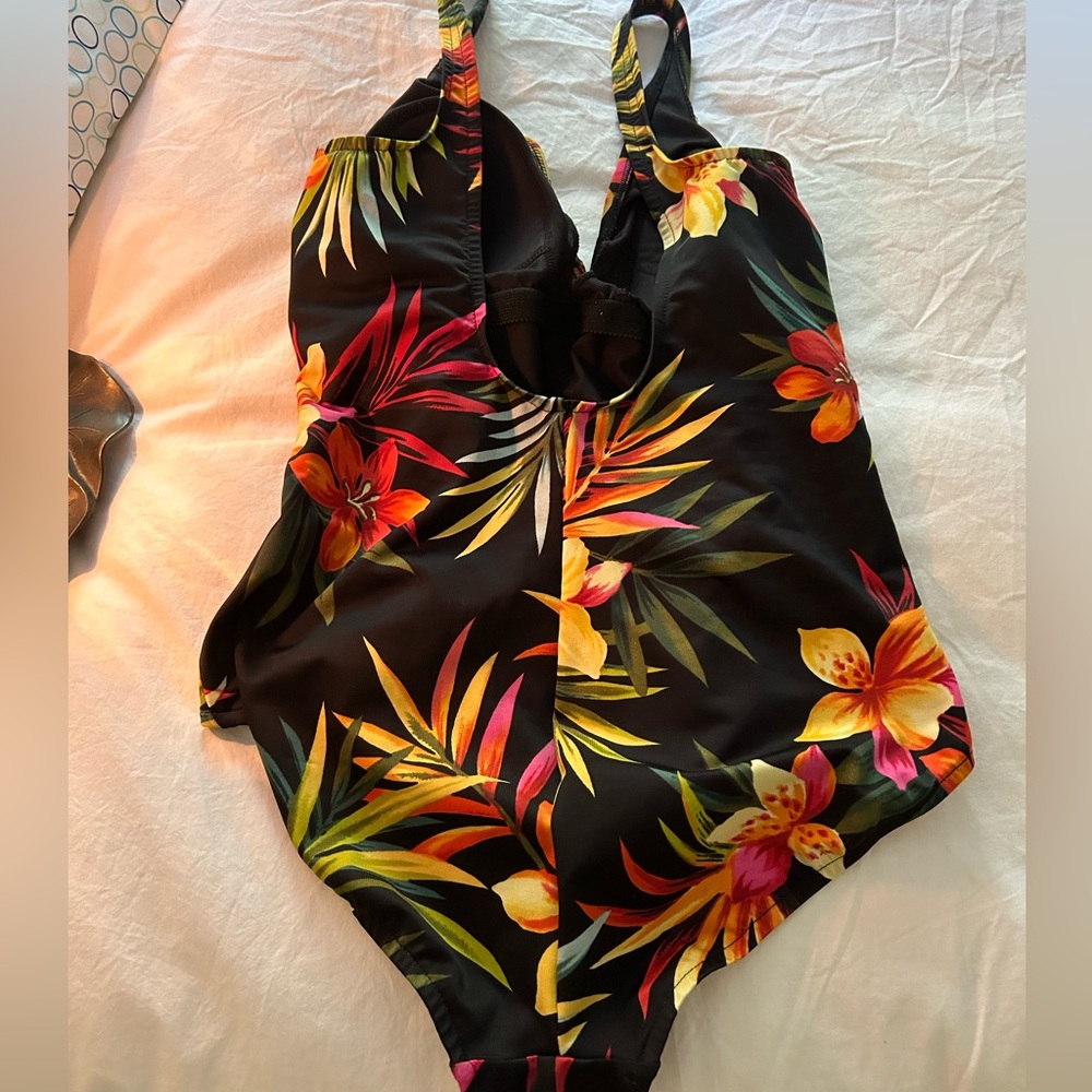 Miraclesuit Oceanus Black Floral Hawaiian Tropical Print Tummy Slimming Size 14